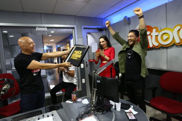 Thiarlys e Melina recebendo a placa de primeiro lugar