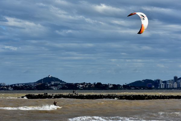  Ciclone subtropical se aproxima do ES com ventos de até 70 km/h - Na Praia de Camburi, em Vitória, praticantes de kitesurf aproveitaram o vento forte e se divertiram na tarde deste domingo, (23) 