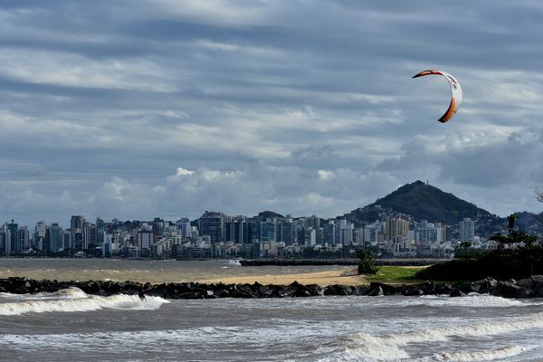 Na Praia de Camburi, em Vitória, praticantes de kitesurf aproveitaram o vento forte e se divertiram na tarde deste domingo, (23)  por Fernando Madeira