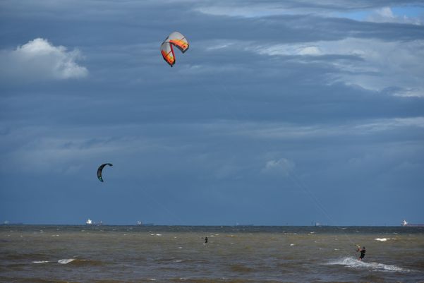 Na Praia de Camburi, em Vitória, praticantes de kitesurf aproveitaram o vento forte e se divertiram na tarde deste domingo, (23)  por Fernando Madeira