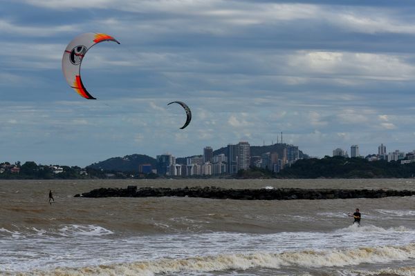  Ciclone subtropical se aproxima do ES com ventos de até 70 km/h - Na Praia de Camburi, em Vitória, praticantes de kitesurf aproveitaram o vento forte e se divertiram na tarde deste domingo, (23) 