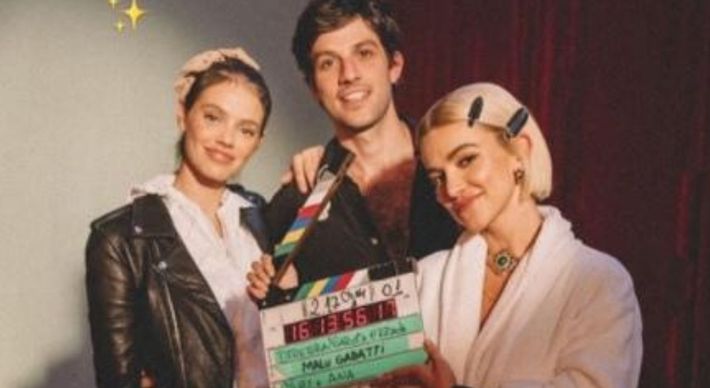 Ex-BBB surgiu com o ator capixaba e sua atual esposa em clique dos bastidores de Deve Ser Horrível Dormir Sem Mim, clipe fruto de parceria com Gloria Groove