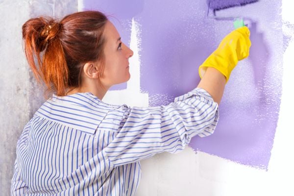 Mulher pintando parede; decoração; pintura