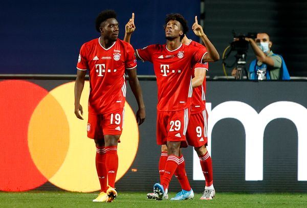Kingsley Coman, do Bayern de Munique, comemora seu gol em partida contra o Paris Saint por MATTHEW CHILDS / AP / Estadão Conteúdo