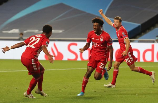 Kingsley Coman, do Bayern de Munique, comemora seu gol em partida contra o Paris Saint