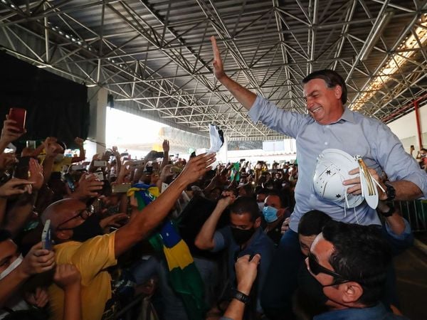 O presidente da República, Jair Bolsonaro, durante desembarque na cidade de Aracaju