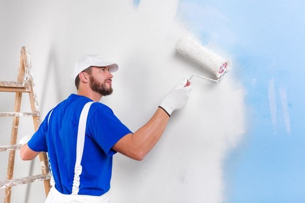 Homem pintando parede