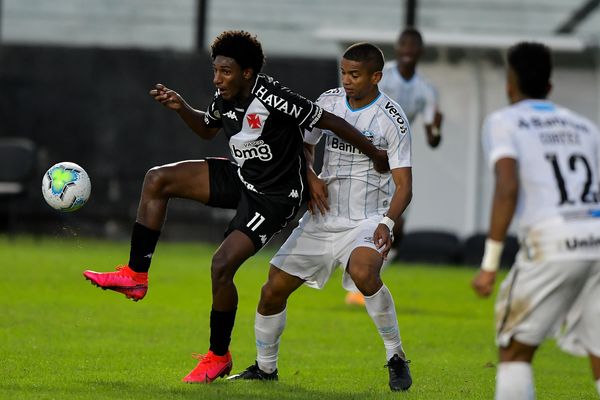 Tales Magno jogador do Vasco disputa lance com Everton jogador do Grêmio durante partida no estádio São Januário pelo campeonato Brasileiro A 2020