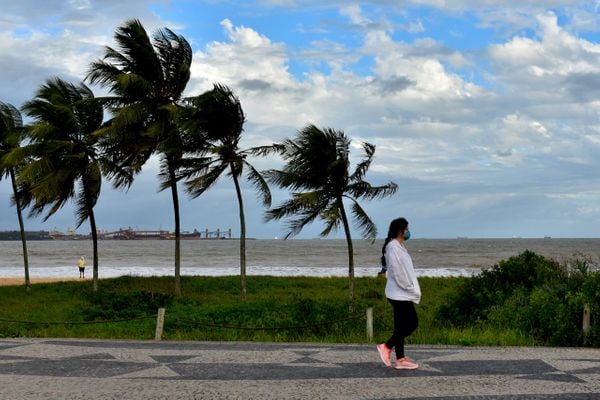 Ventos fortes na praia de Camburi neste domingo (23)