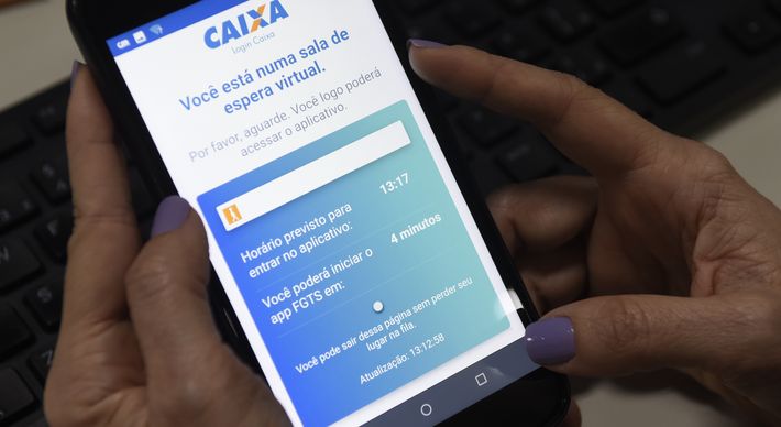 Trabalhadores vão receber valor de até R$ 1.045, que será creditado na conta poupança digital Caixa Tem