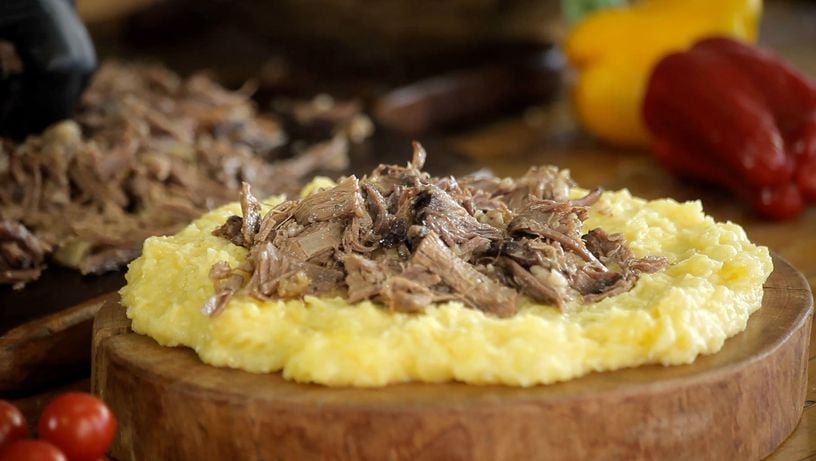Receita de costela desfiada com purê de mandioca do assador José Almiro, do canal Churrasqueadas, no Youtube