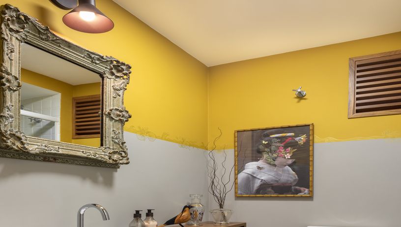 Parede com duas cores; banheiro