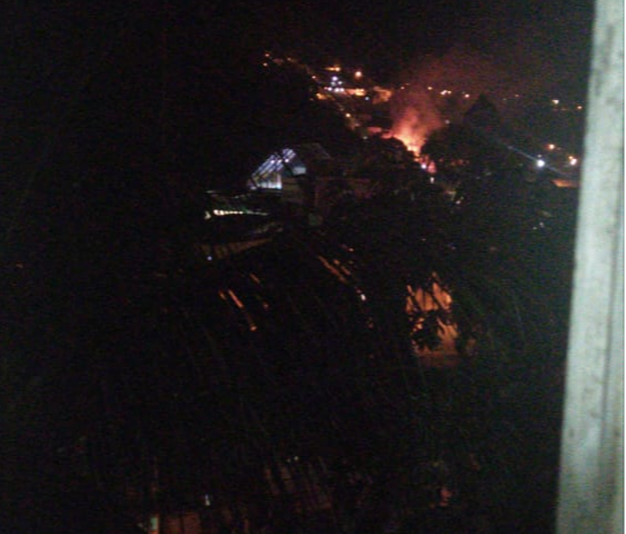 Um incêndio atingiu uma casa de madeira no bairro Porto Novo, em Cariacica, nesta segunda-feira (24). Crédito: Internauta