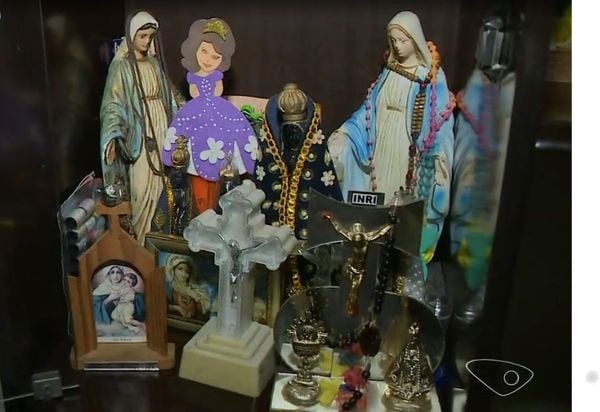 A benzedeira Maria da Conceição Depoli faz rezas pelo telefone durante a pandemia de Covid-19