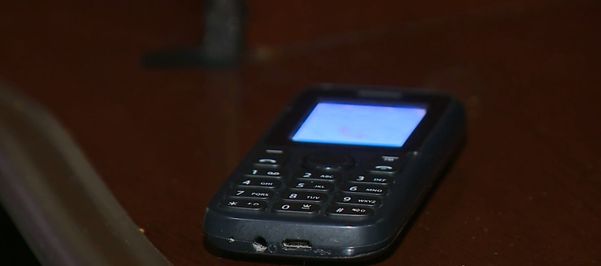 A benzedeira Maria da Conceição Depoli faz rezas pelo telefone durante a pandemia de Covid-19