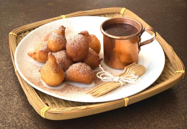 Bolinhos de chuva e ganache de chocolate da chef do Daju Bistrô, Júlia Faria