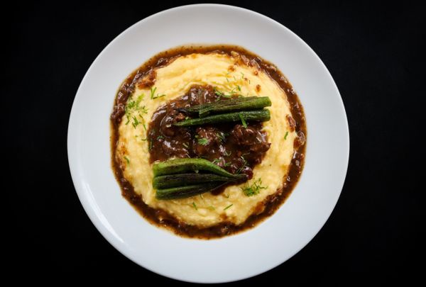 Receita de carne de panela com polenta e quiabo da chef Sylvia Lis