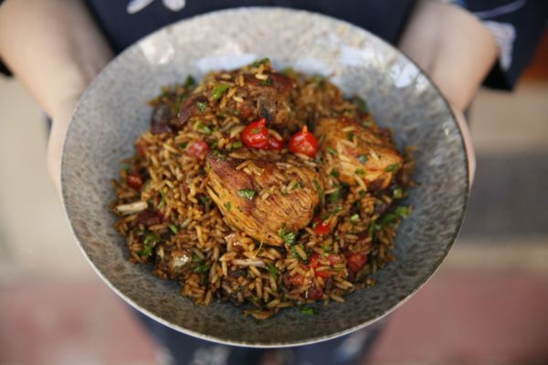 Receita de galinhada com coração e especiarias da chef do Noz, Mônica Castelli