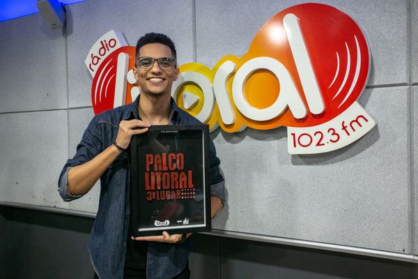 Josa com troféu por Foto Adessandro Reis