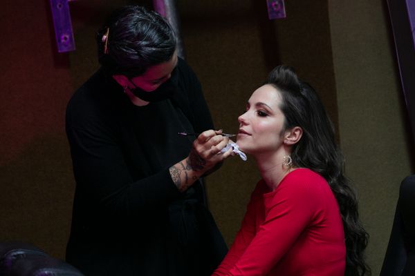 Maquiadora Aline Bretas dando os últimos retoques em Melina antes da final por Adessandro Reis