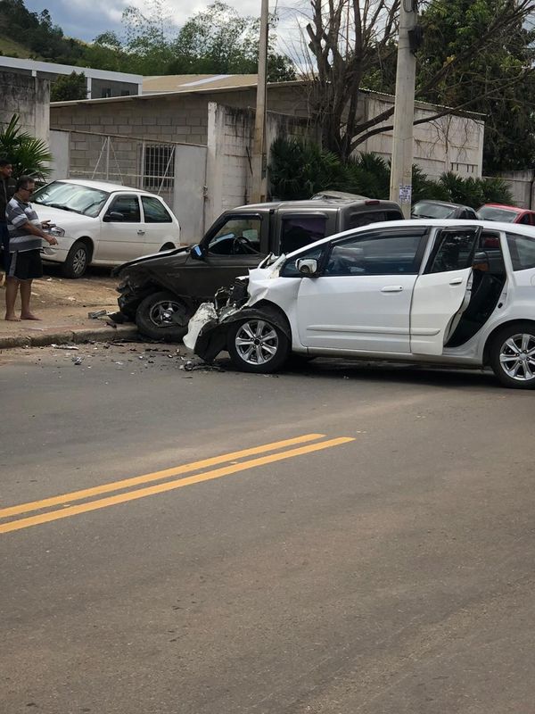 Motoristas ficam feridos em acidente em Cachoeiro
