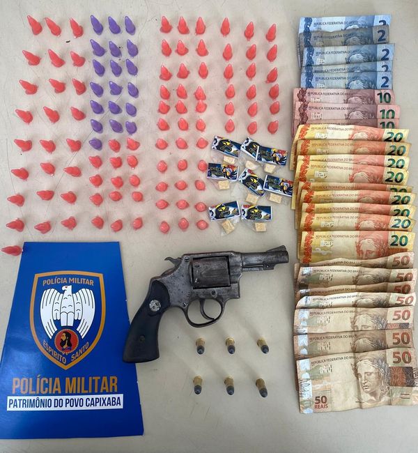 A imagem mostra os pinos de cocaína, um revólver, as pedras de crack e um revólver em uma mesa