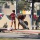 Imagem - À luz do dia, casal furta estrutura de ponto de ônibus em Jardim da Penha