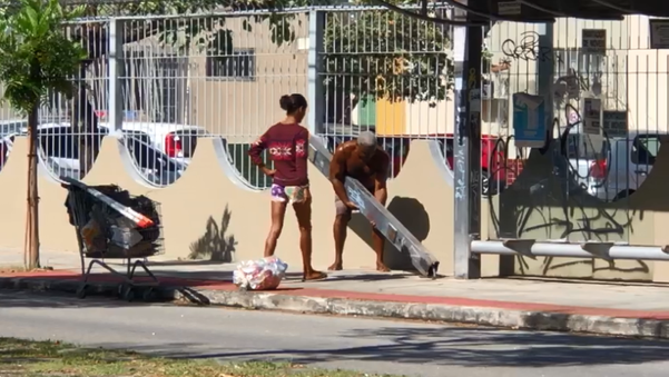 Casal furta estrutura de ferro de ponto de ônibus no bairro Jardim da Penha, em Vitória