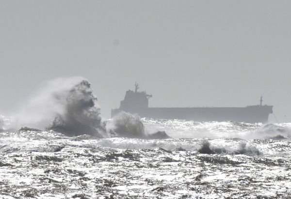 Ciclone provoca ventos fortes e ressaca no mar.