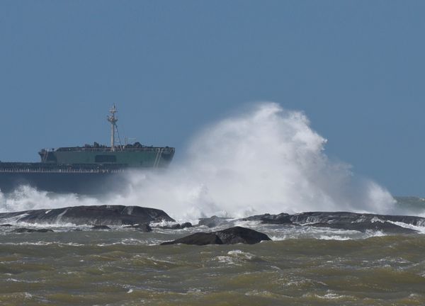 Praia de Itapuã. por Vitor Jubini