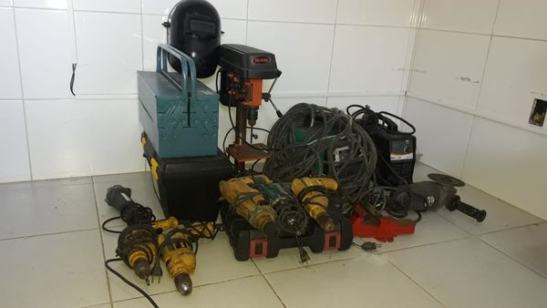 Equipamentos e ferramentas usados na produção do armamento 