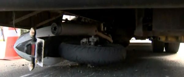 Moto foi para em baixo de ônibus em acidente na avenida Beira Mar, em Vitória
