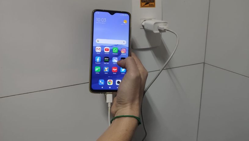 Uso de celular ligado no carregador não é recomendado