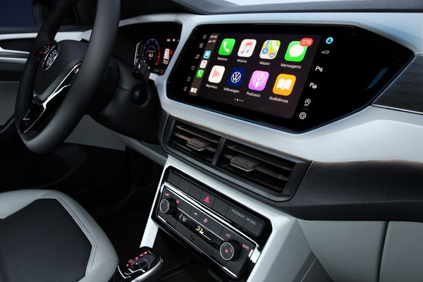 Desenvolvida no Brasil, a central VW Play traz tela sensível ao toque de 10,1 polegadas de altíssima resolução (HD+), além de conexão de internet via smartphone do motorista