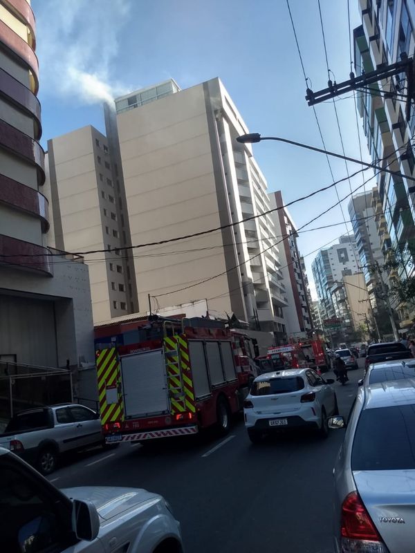 Bombeiros realizam resgate após incêndio em prédio na Praia da Costa em Vila Velha por Gabriela Ribeti