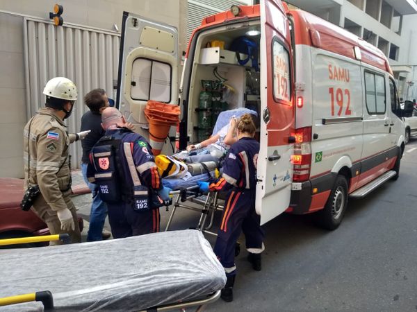 Bombeiros realizam resgate após incêndio em prédio na Praia da Costa em Vila Velha por Gabriela Ribeti