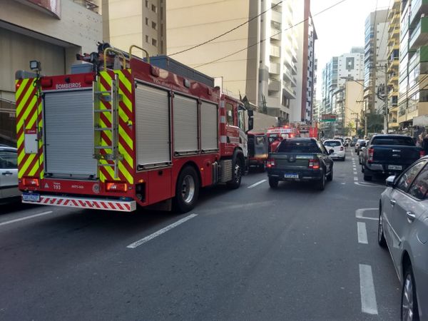 Bombeiros realizam resgate após incêndio em prédio na Praia da Costa em Vila Velha por Gabriela Ribeti