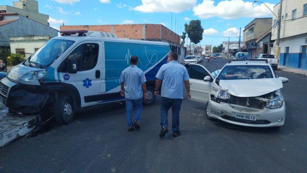 O acidente aconteceu no cruzamento da rua Governador Afonso Cláudio, com a avenida Hans Schmoger, no bairro Três barras. 