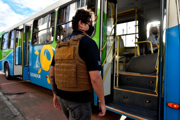 A Delegacia Patrimonial de Transporte de Passageiros, sob a coordenação do Delegado Gabriel Monteiro, realizou na tarde desta quarta-feira, uma operação com abordagens aos ônibus do sistema transcol na Ilha do Príncipe, em Vitória
