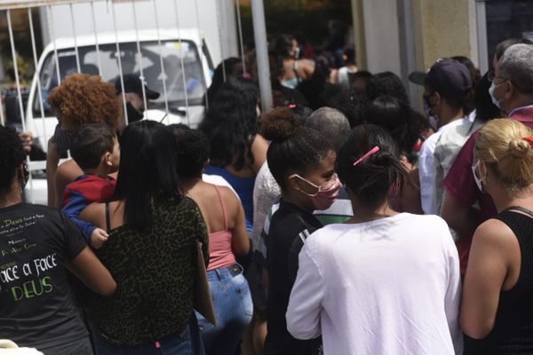 Distribuição de cestas básicas causa aglomeração na Casa do Cidadão, em Vitória   por Vitor Jubini  