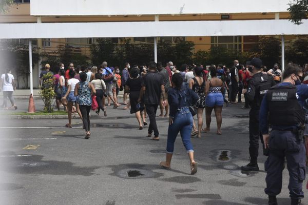 Distribuição de cestas básicas causa aglomeração na Casa do Cidadão, em Vitória   por Vitor Jubini  