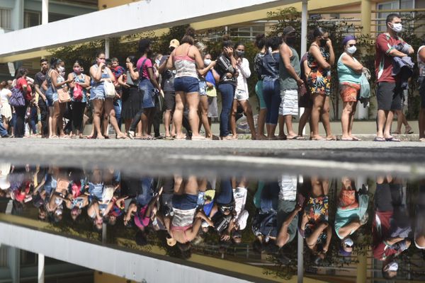 Distribuição de cestas básicas causa aglomeração na Casa do Cidadão, em Vitória  por Vitor Jubini 