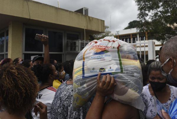 Distribuição de cestas básicas causa aglomeração na Casa do Cidadão, em Vitória por Vitor Jubini