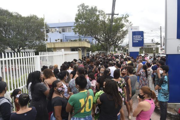 Distribuição de cestas básicas causa aglomeração na Casa do Cidadão, em Vitória por Vitor Jubini