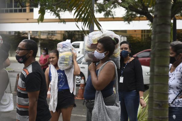 Distribuição de cestas básicas causa aglomeração na Casa do Cidadão, em Vitória por Vitor Jubini