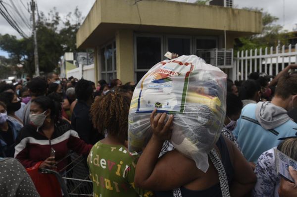 Distribuição de cestas básicas causa aglomeração na Casa do Cidadão, em Vitória por Vitor Jubini
