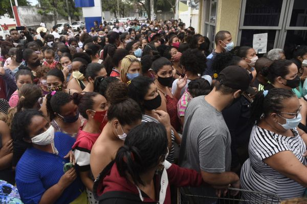 Distribuição de cestas básicas causa aglomeração na Casa do Cidadão, em Vitória por Vitor Jubini