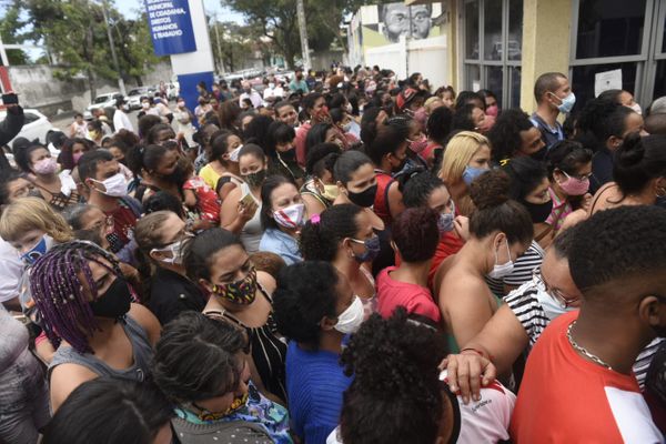 Distribuição de cestas básicas causa aglomeração na Casa do Cidadão, em Vitória por Vitor Jubini