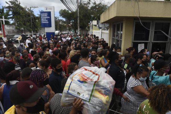 Distribuição de cestas básicas causa aglomeração na Casa do Cidadão, em Vitória