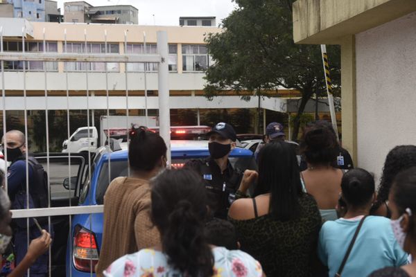 Distribuição de cestas básicas causa aglomeração na Casa do Cidadão, em Vitória por Vitor Jubini